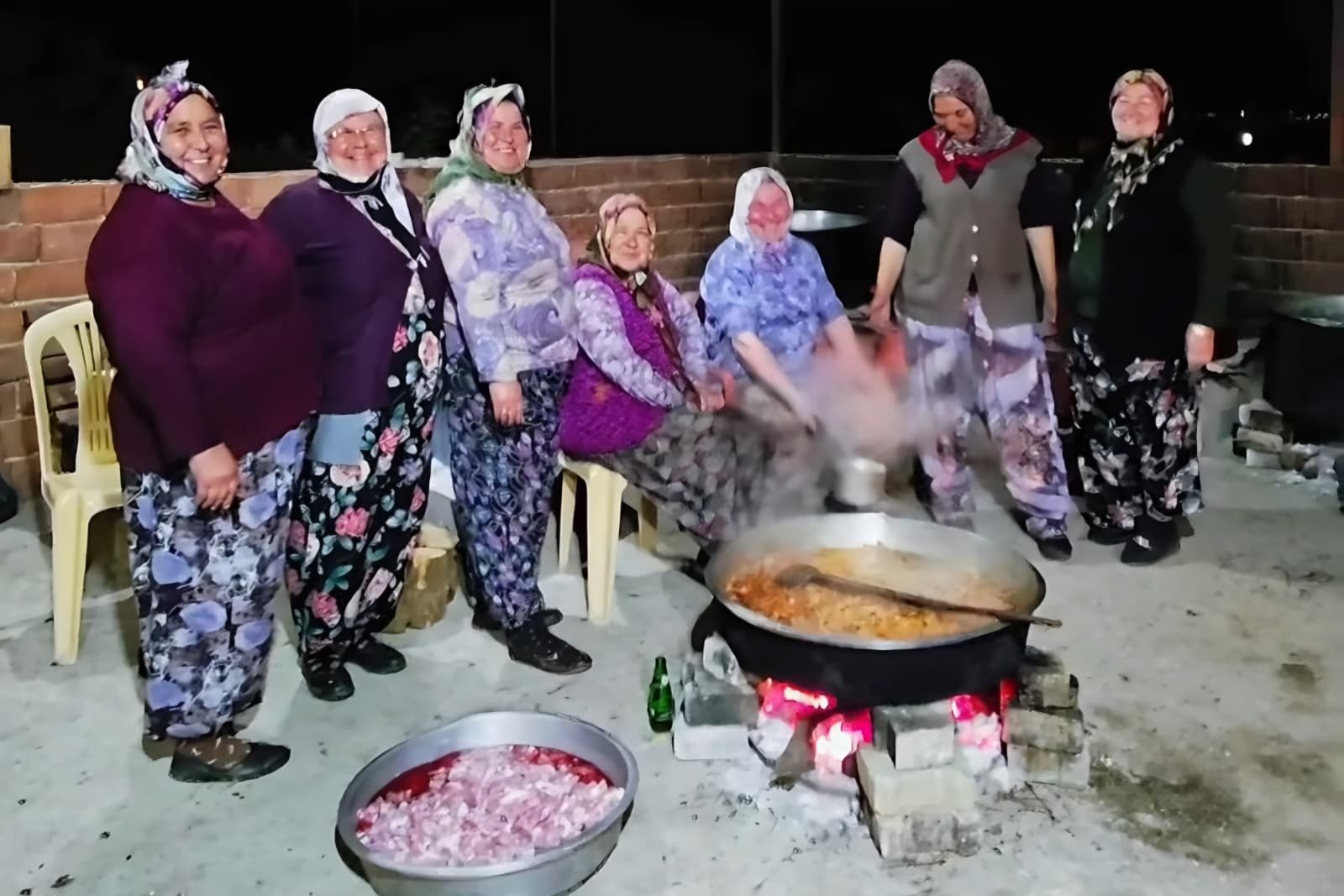 Peşrefli Köyü’nde Geleneksel Hayır Yemeği Yoğun Katılımla Gerçekleşti