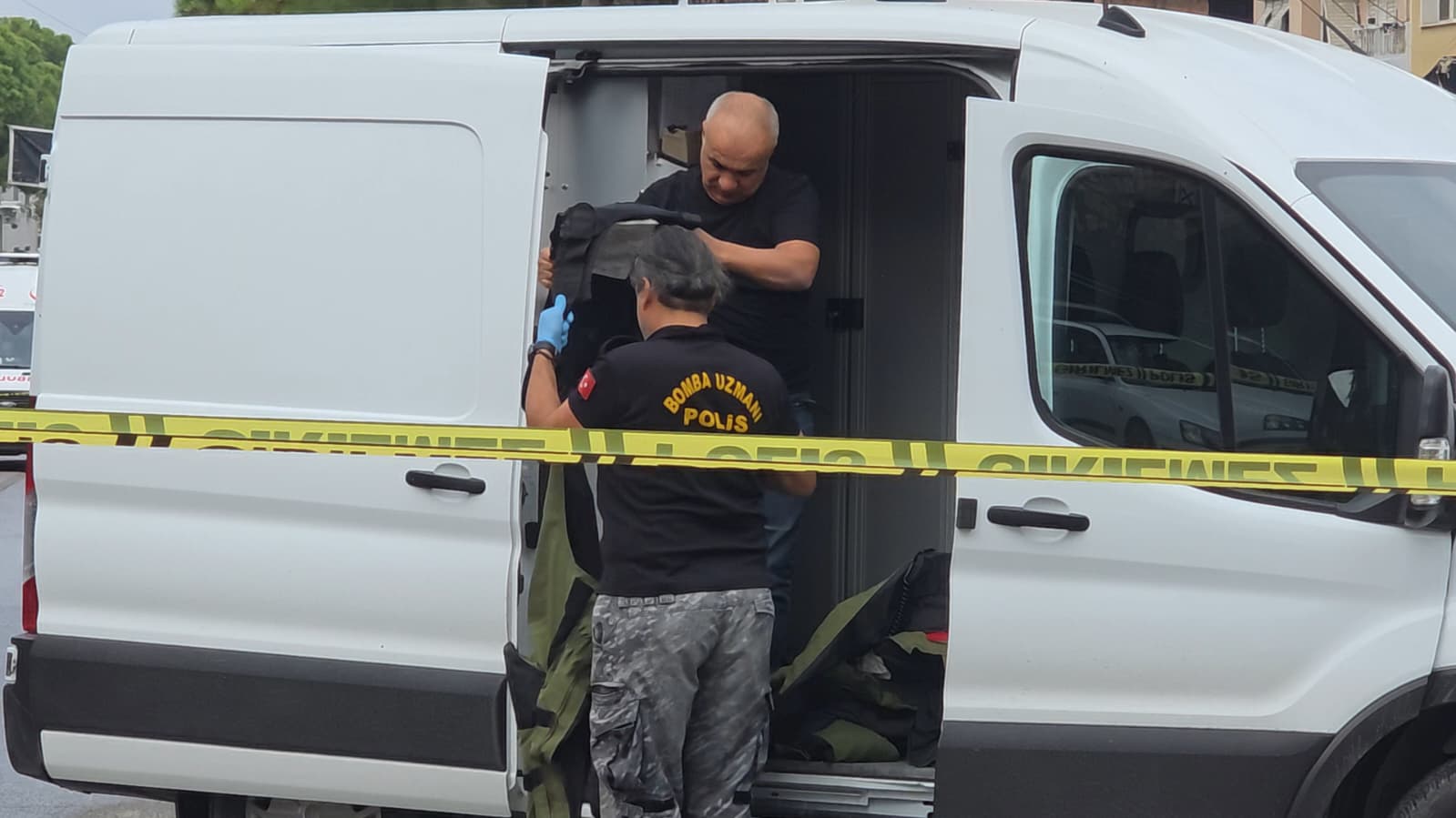 Tire’de Lastikçi Dükkanında El Bombası Paniği!