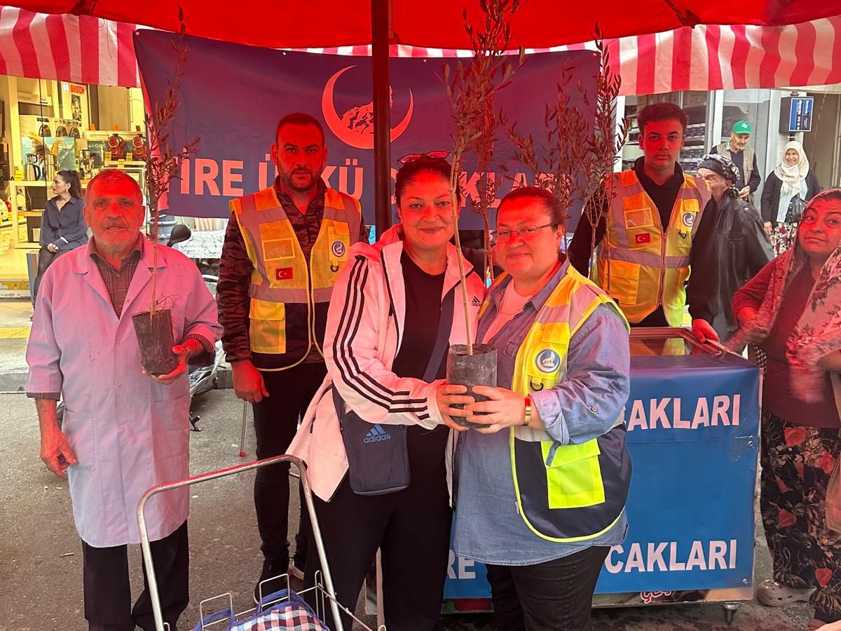 Tire Ülkü Ocakları’ndan Anlamlı Etkinlik: Zeytin Fidanı Dağıtımı