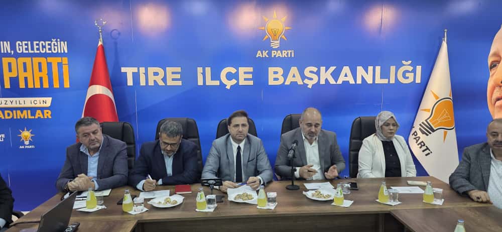 AK Parti’den Tire’de Yerel Yönetimler Zirvesi: Gündem Seçim Hazırlıkları ve Hizmet Eleştirileri