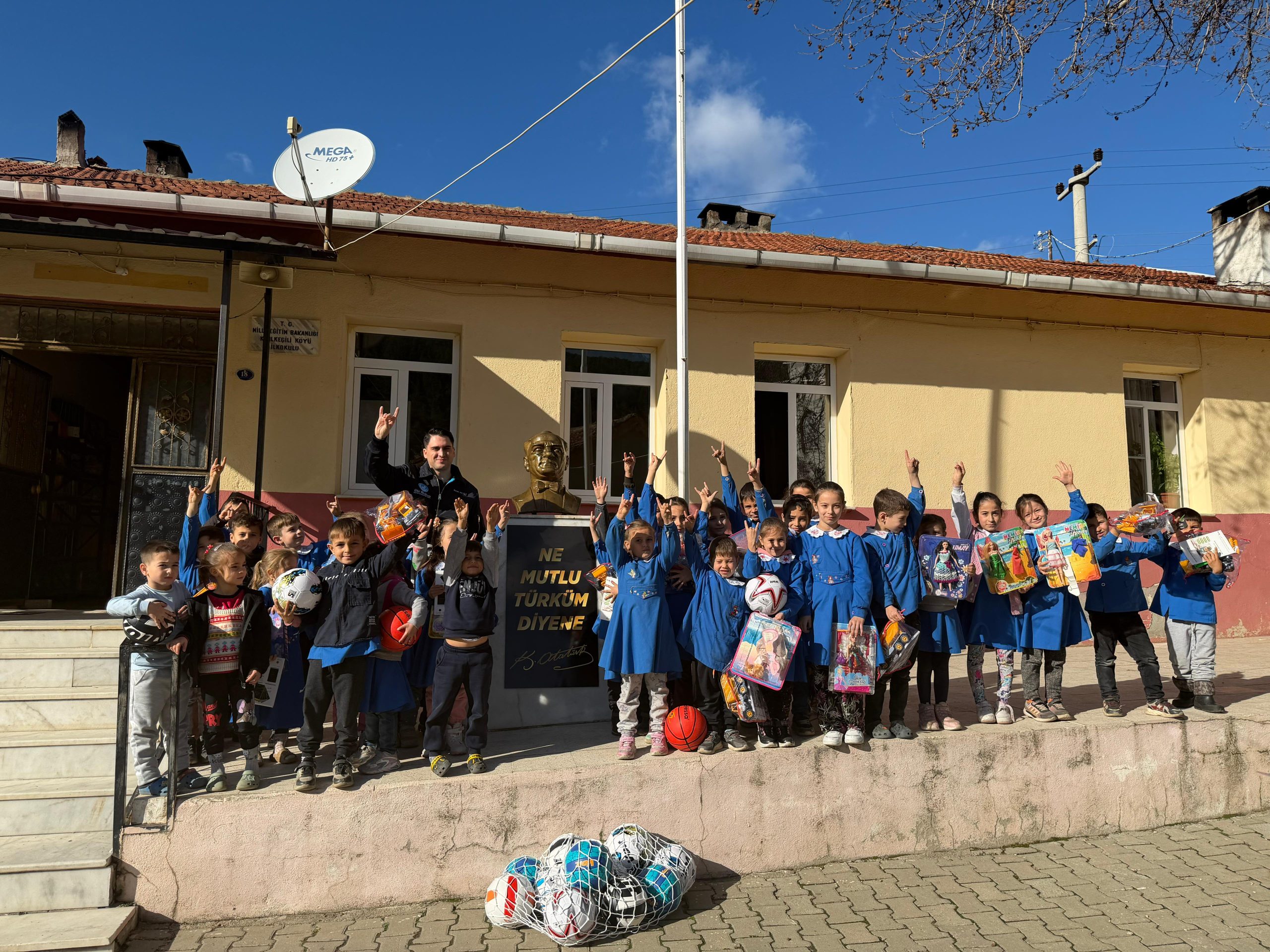 Ülkü Ocakları İzmir İl Başkanlığı’ndan Kapsamlı Eğitim Desteği