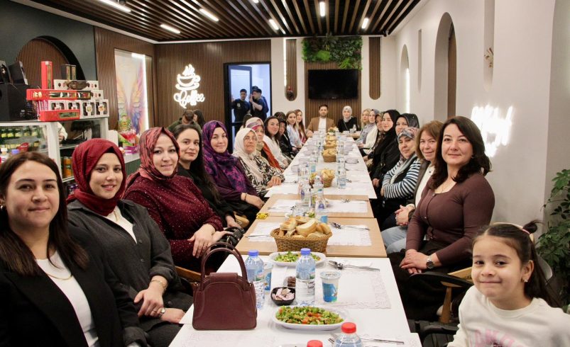 AK Partili Kadınlardan Anlamlı 8 Mart Kutlaması